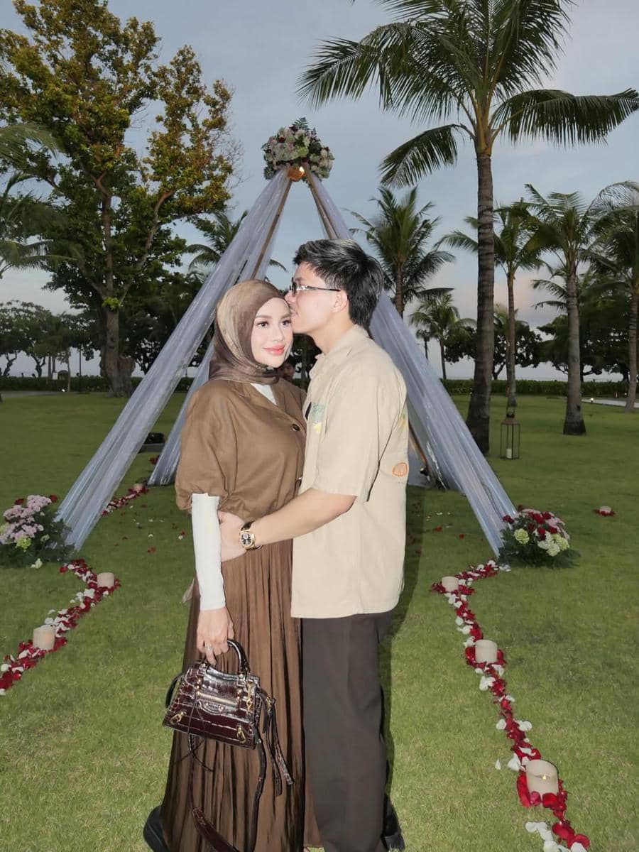 Gaya Aurel dan Atta rayakan Anniversary