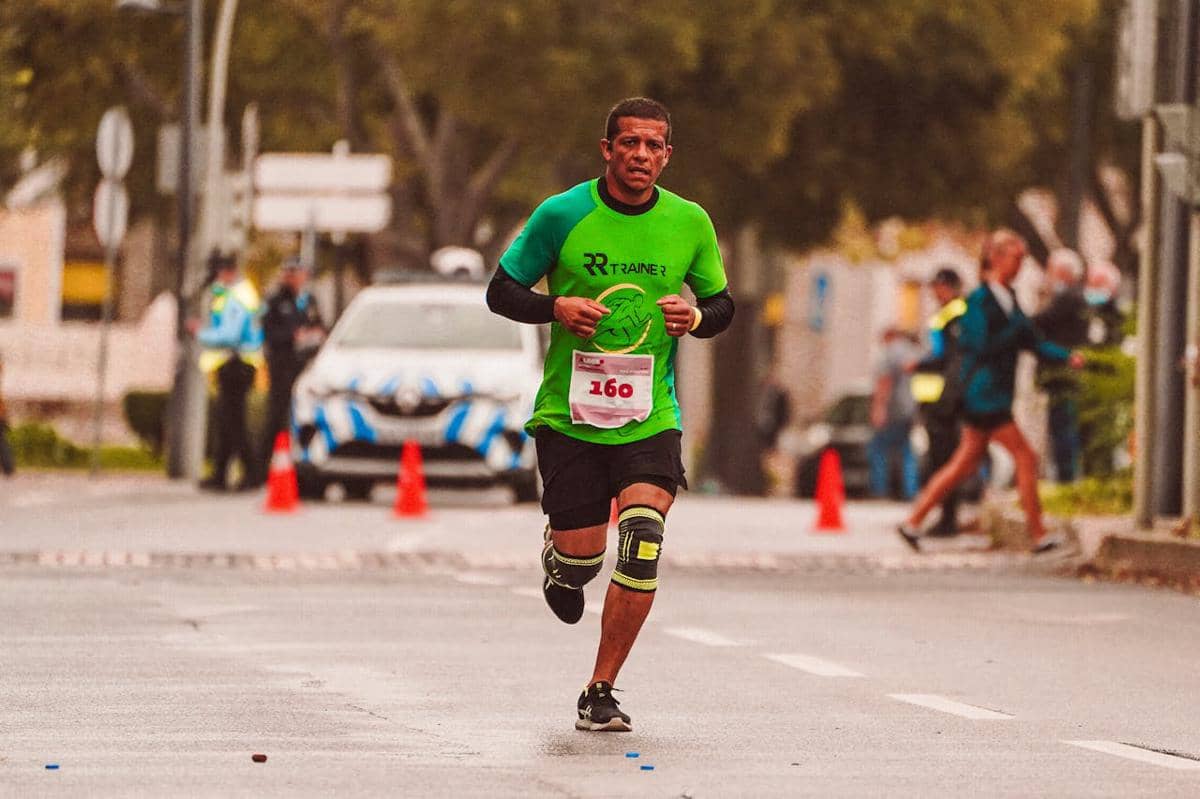 Ilustrasi seorang pelari mengenakan knee support.