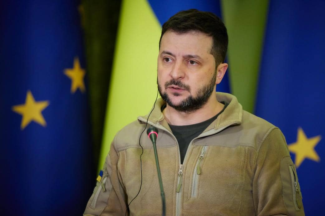 Volodymyr Zelenskyy sedang berada di kantornya.