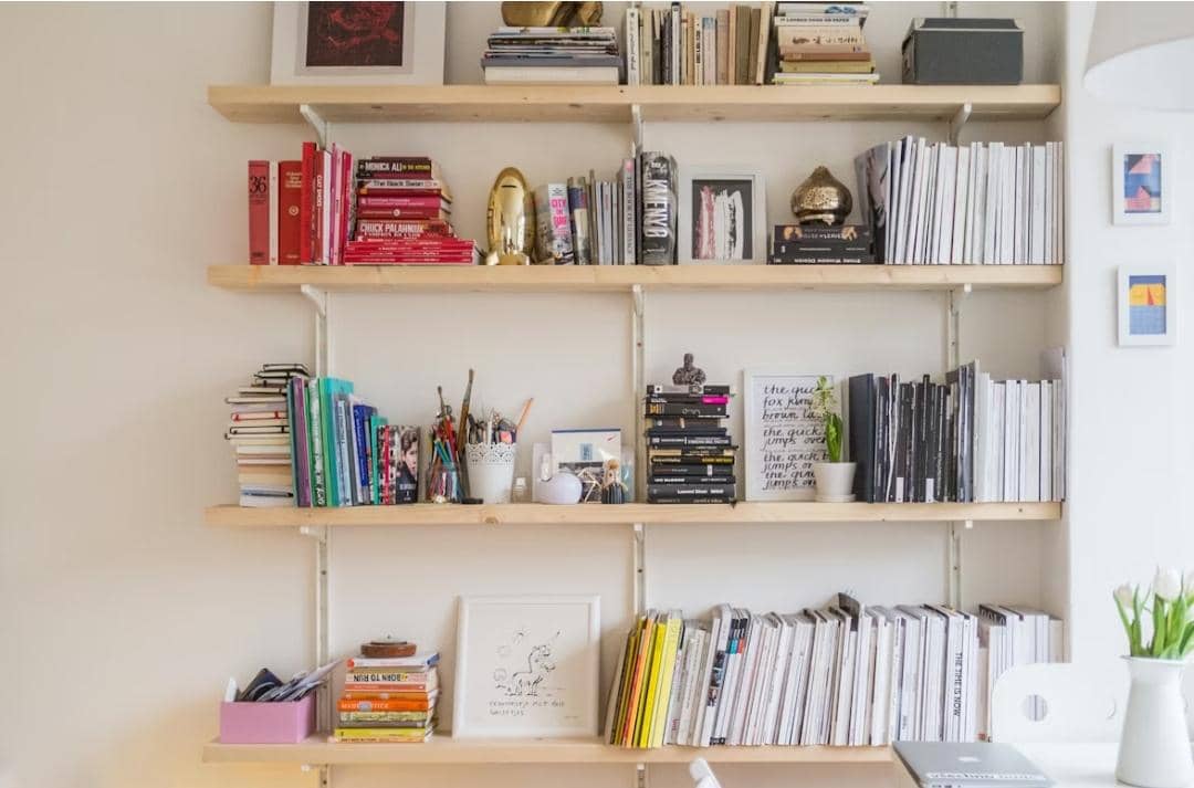 5 Kesalahan Menata Rak Buku yang Justru Bikin Berantakan