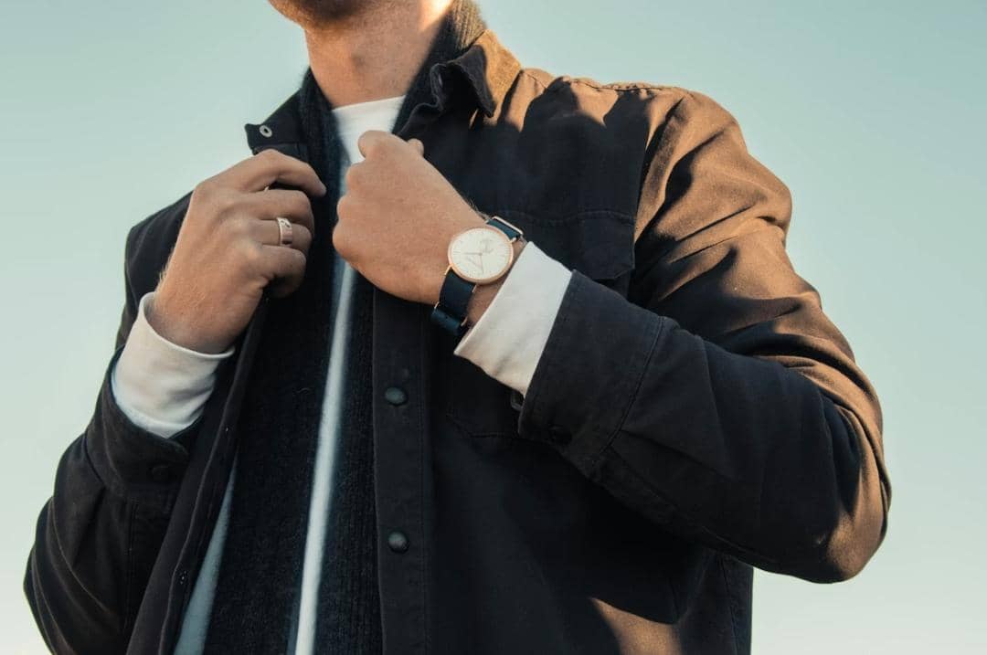 ilustrasi pria pakai jam tangan 