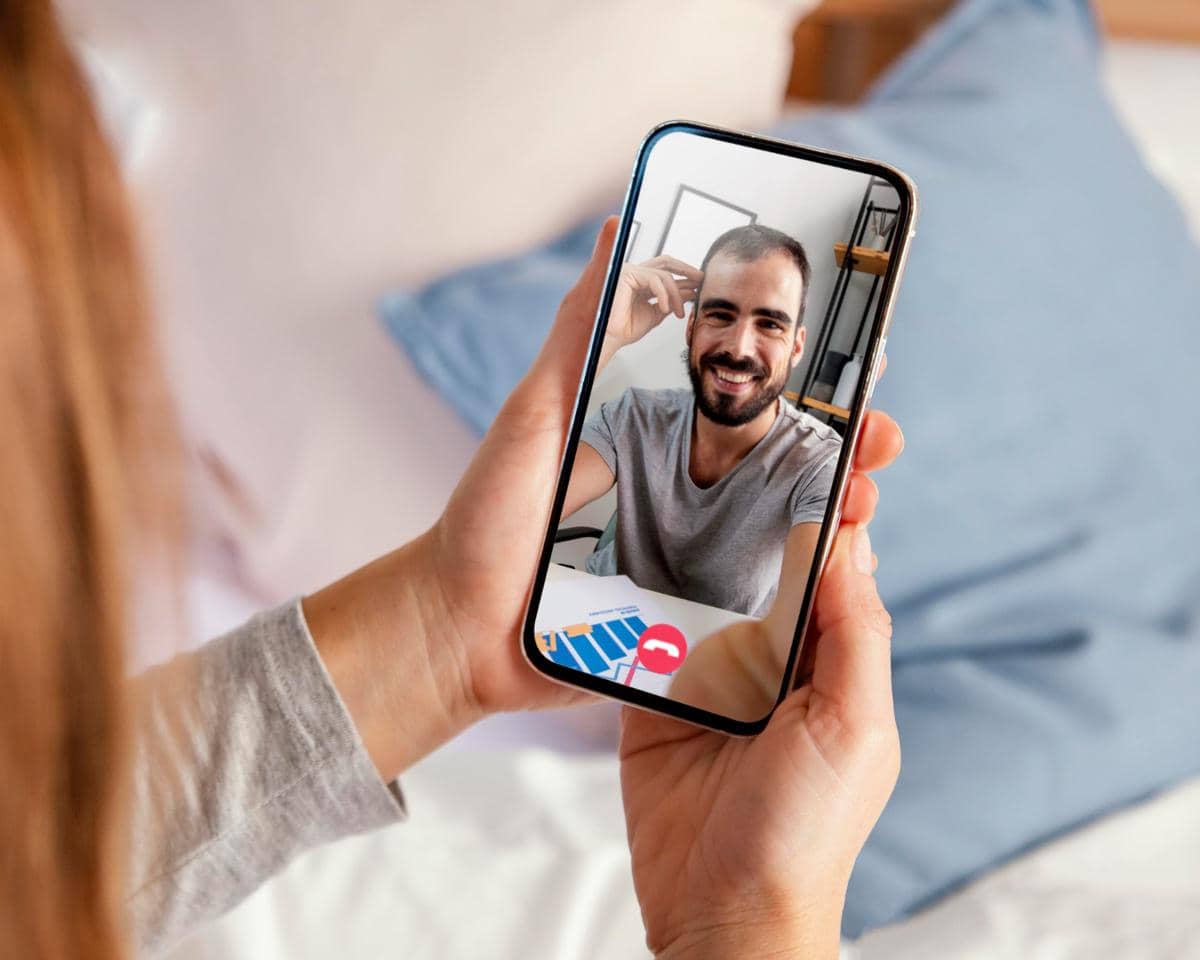 Ilustrasi video call bersama pasangan.