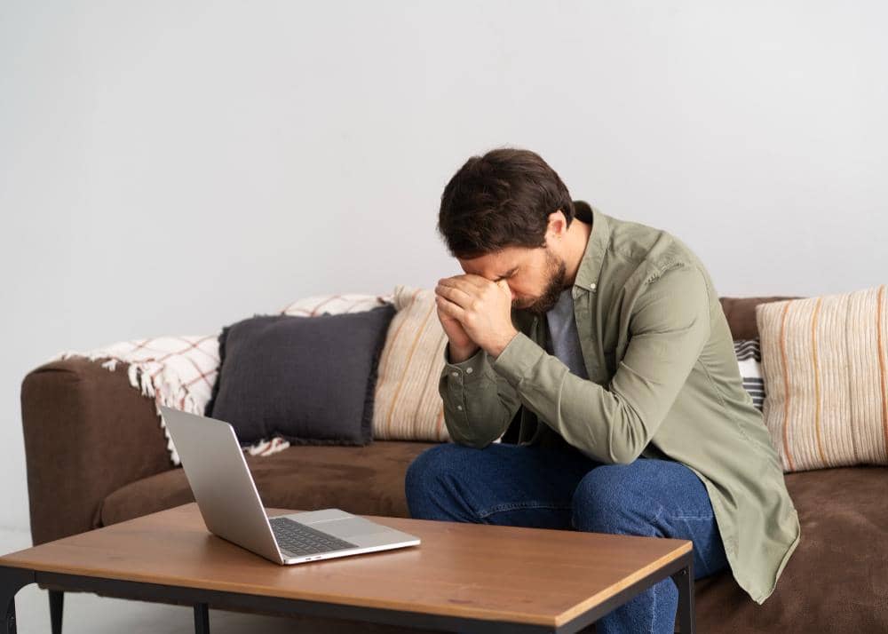 Seorang pria merasa tidak puas