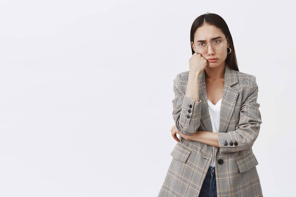 Seorang perempuan merasa tidak puas dengan diri sendiri.