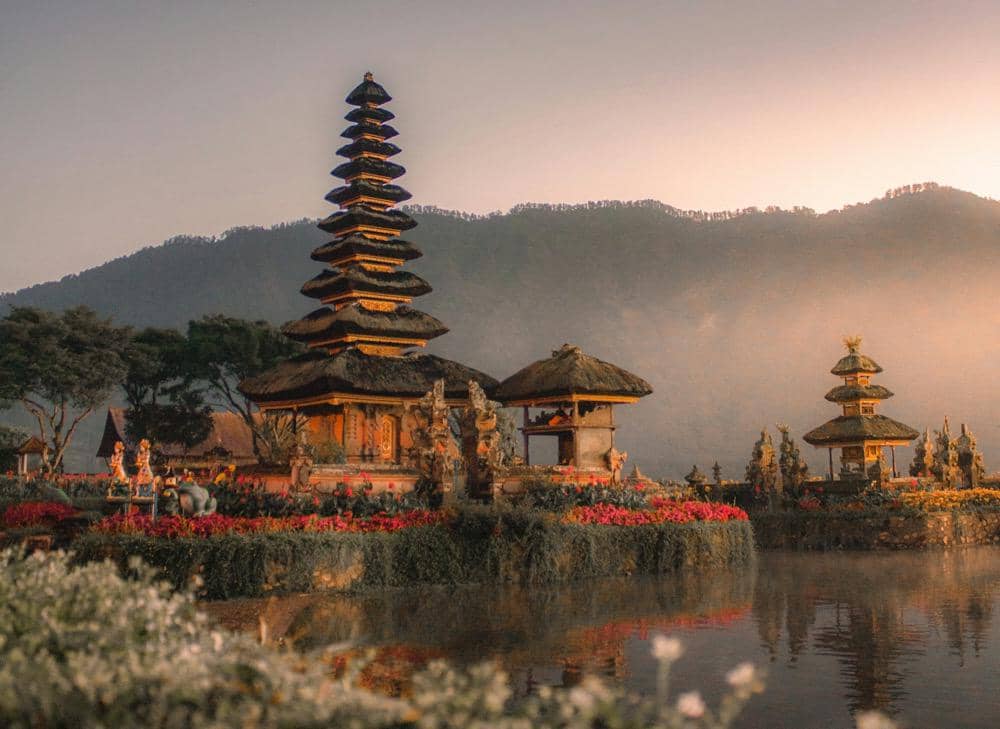 ilustrasi pemandangan pura di Bali