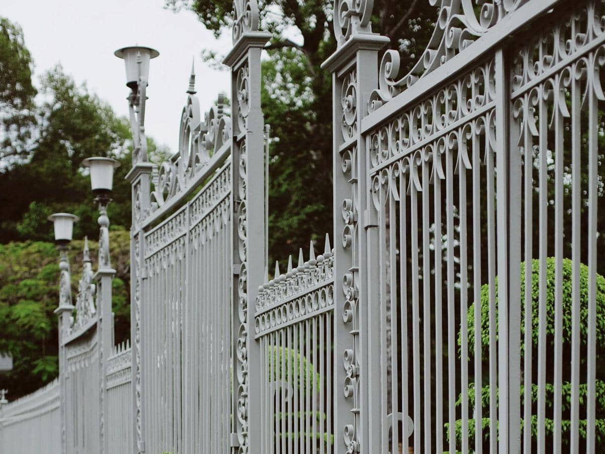 5 Ide Warna Cat Pagar Rumah yang Mewah dan Elegan, Terlihat Eksklusif!