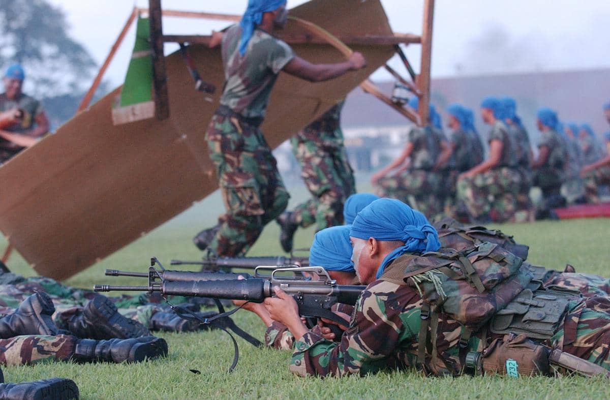 Prajurit TNI mengikuti latihan militer dengan perlengkapan tempur lengkap
