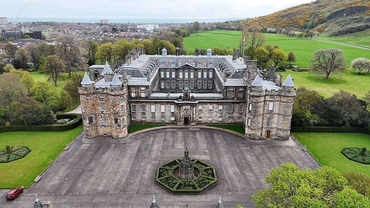 Istana Holyrood, kediaman resmi kerajaan Inggris di Skotlandia, yang terletak di ujung Royal Mile di Edinburgh.