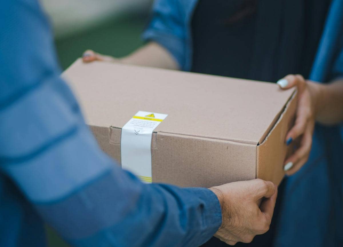 Seorang sedang menerima paket. 