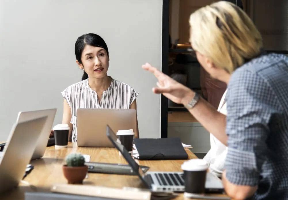 ilustrasi perempuan bekerja.