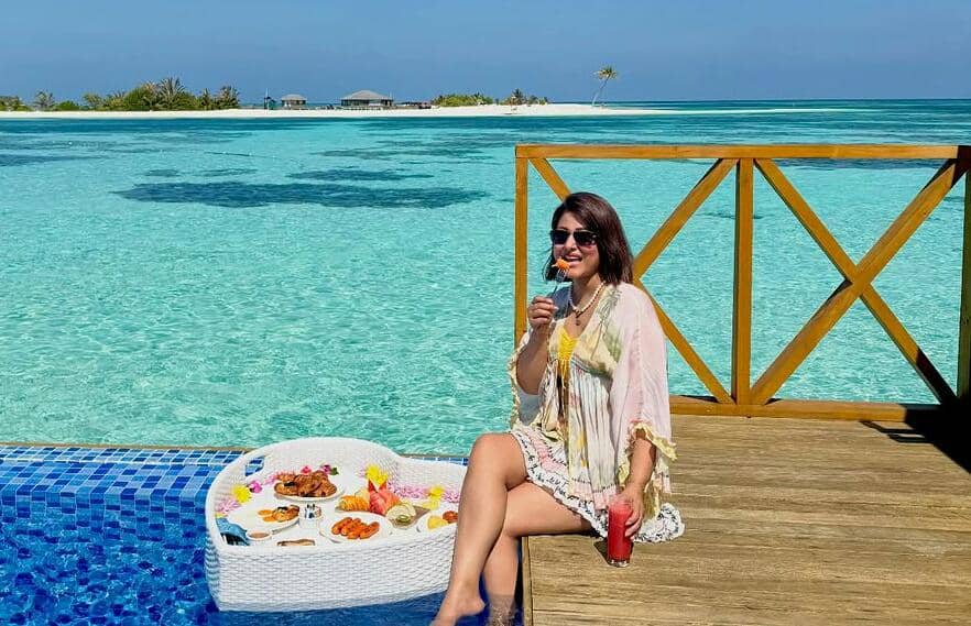 9 Potret Hina Khan Liburan di Maldives, Berenang Bareng Hiu