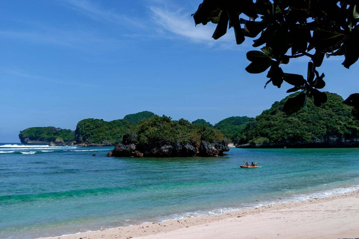 7 Pantai Malang Selatan dengan Air Biru Toska yang Mirip Maldives
