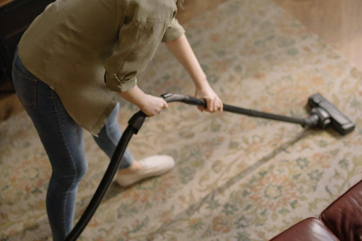 5 Cara Deep Cleaning Karpet di Rumah Pakai Alat Seadanya, Ampuh!