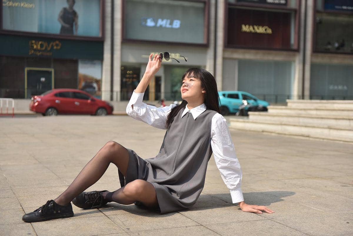 Ilustrasi sneakers dan dress 