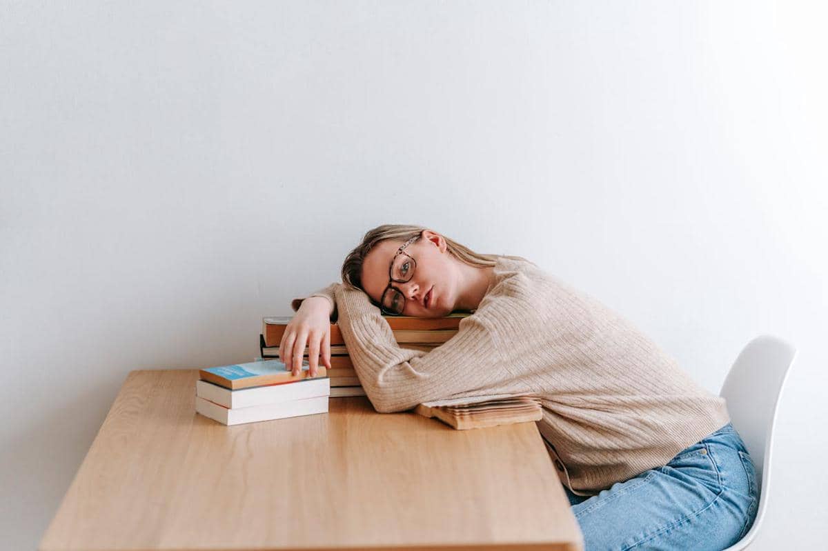 ilustrasi mahasiswa malas