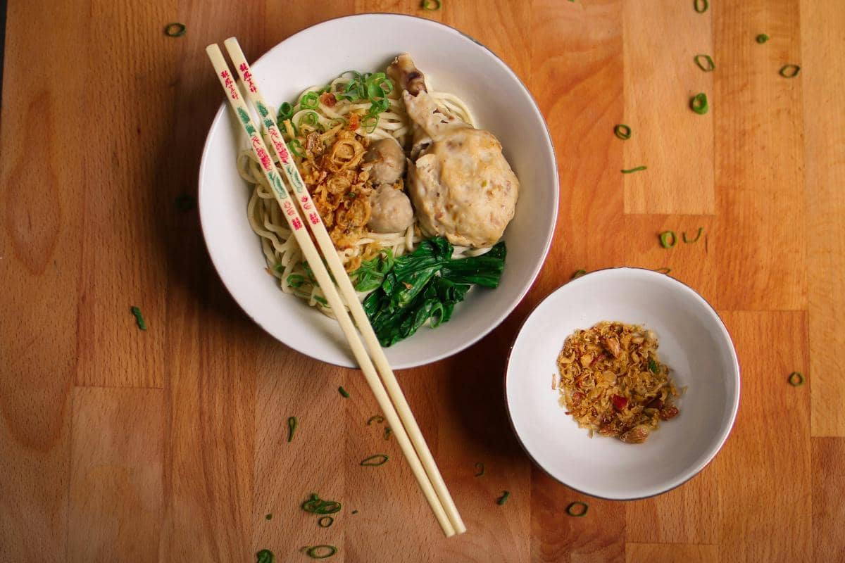 Ilustrasi Depot Hok Lay Sepiring cwie mie dengan lumpia renyah dan minuman Fosco.