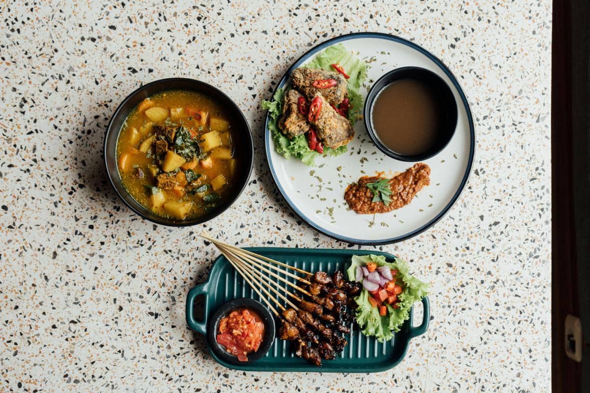 Ilustrasi Sate Bunul H. Paino Tusuk sate kambing berbalut bumbu kacang dengan gulai sampingan.