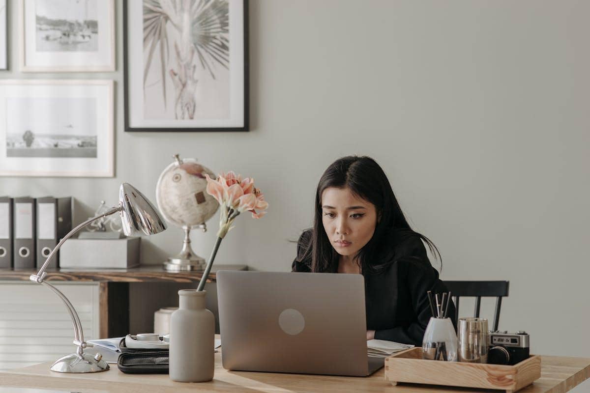 ilustrasi fokus bekerja sambil menunggu balasan chat dari teman