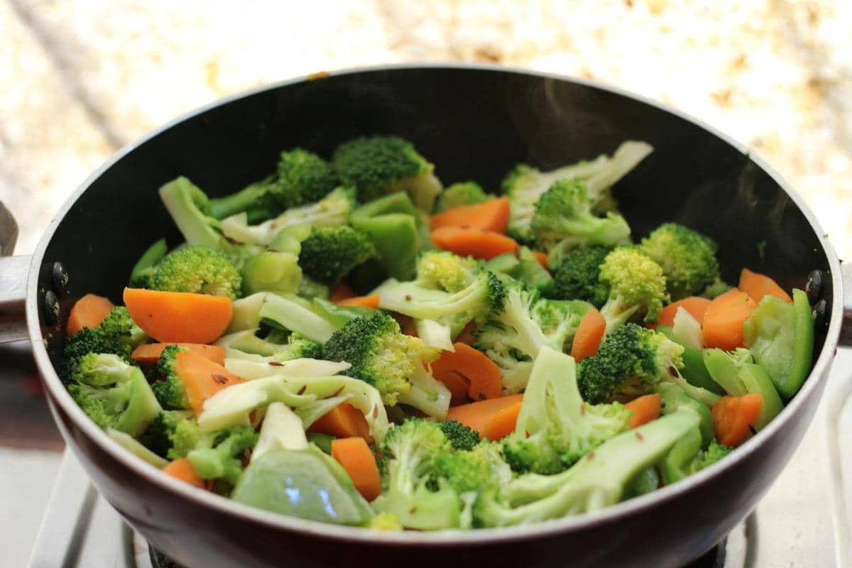 5 Cara Menumis Sayur agar Tetap Renyah dan Tidak Lembek