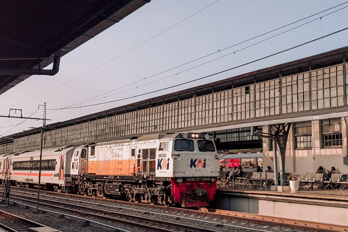 ilustrasi kereta ekonomi