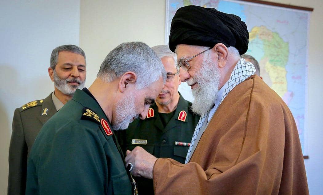 mendiang komandan militer Iran Qasem Soleimani dan pemimpin tertinggi Iran Ali Khamenei
