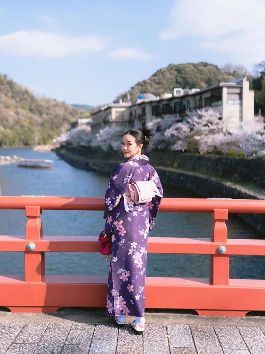 Yura Yunita pakai kimono warna ungu di Jepang
