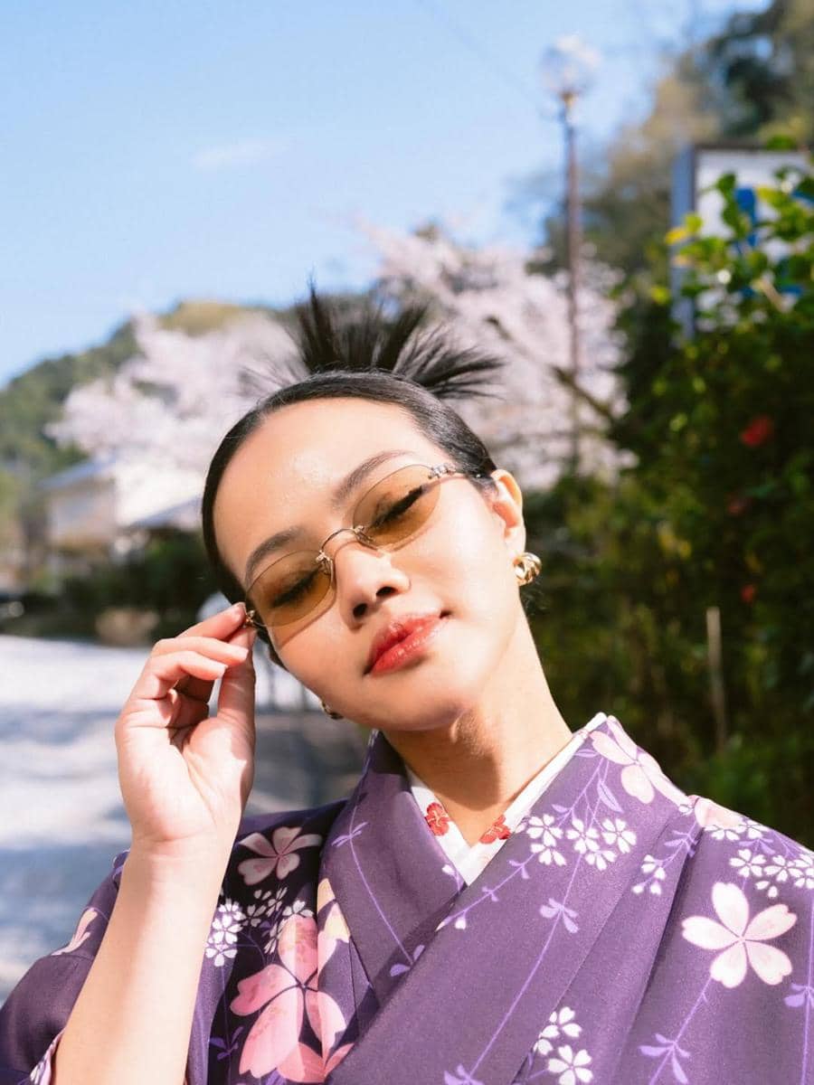 Yura Yunita pakai kimono warna ungu di Jepang