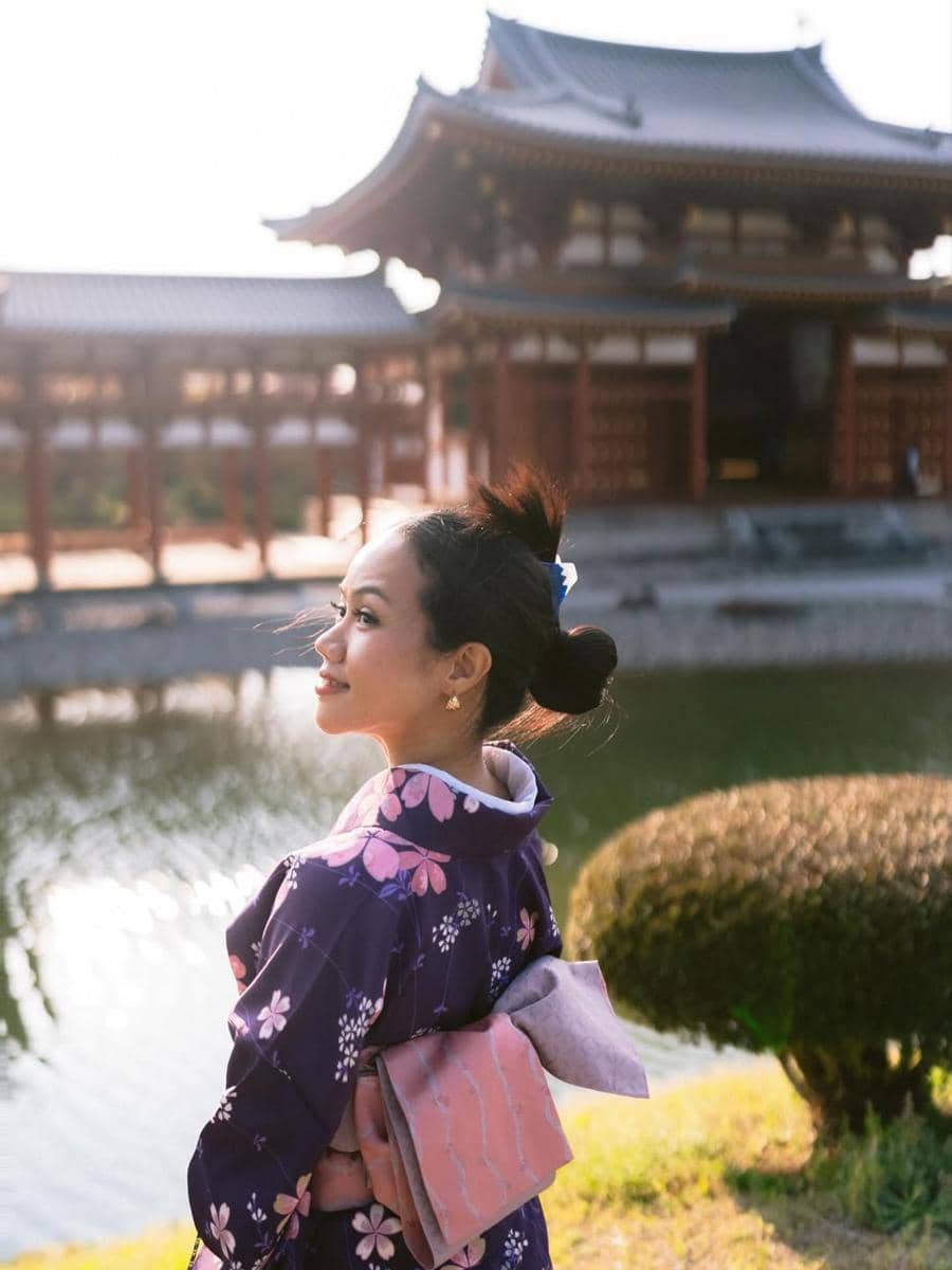 Yura Yunita pakai kimono warna ungu di Jepang