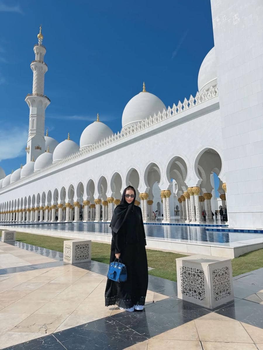 Momo eks Geisha ke Sheikh Zayed Grand Mosque di Abu Dhabi