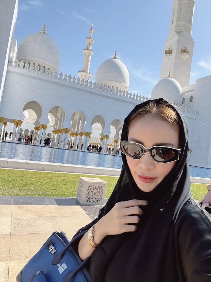 Momo eks Geisha ke Sheikh Zayed Grand Mosque di Abu Dhabi