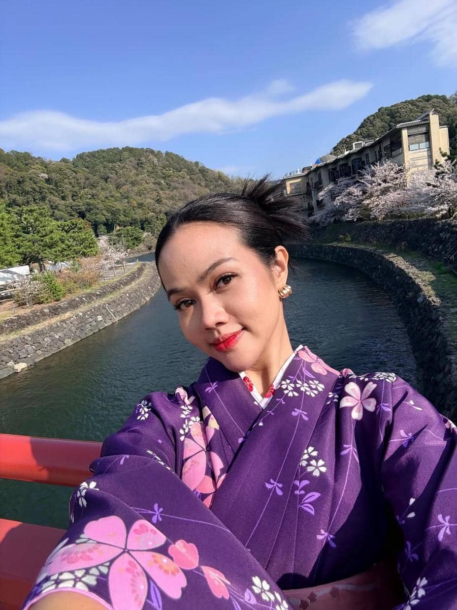Yura Yunita pakai kimono warna ungu di Jepang