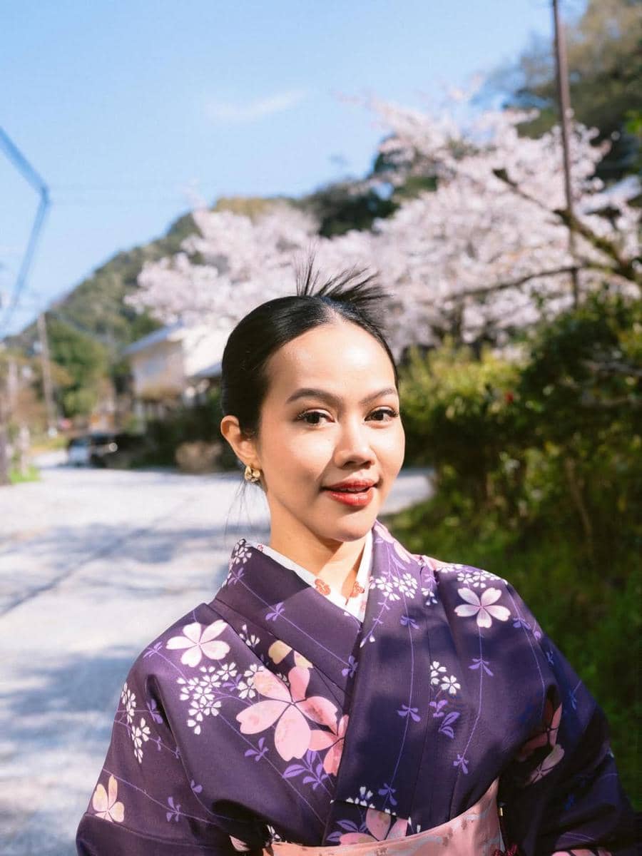 Yura Yunita pakai kimono warna ungu di Jepang