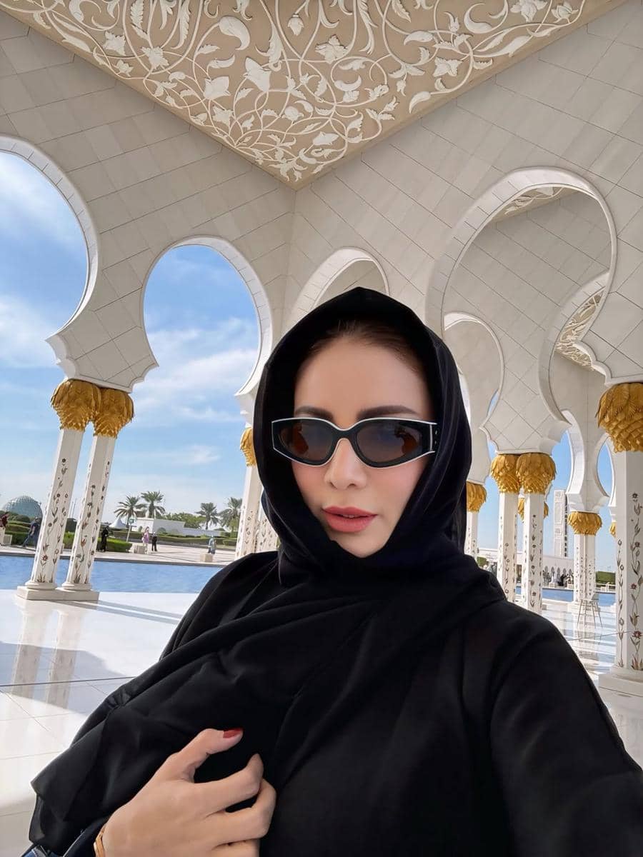 Momo eks Geisha ke Sheikh Zayed Grand Mosque di Abu Dhabi
