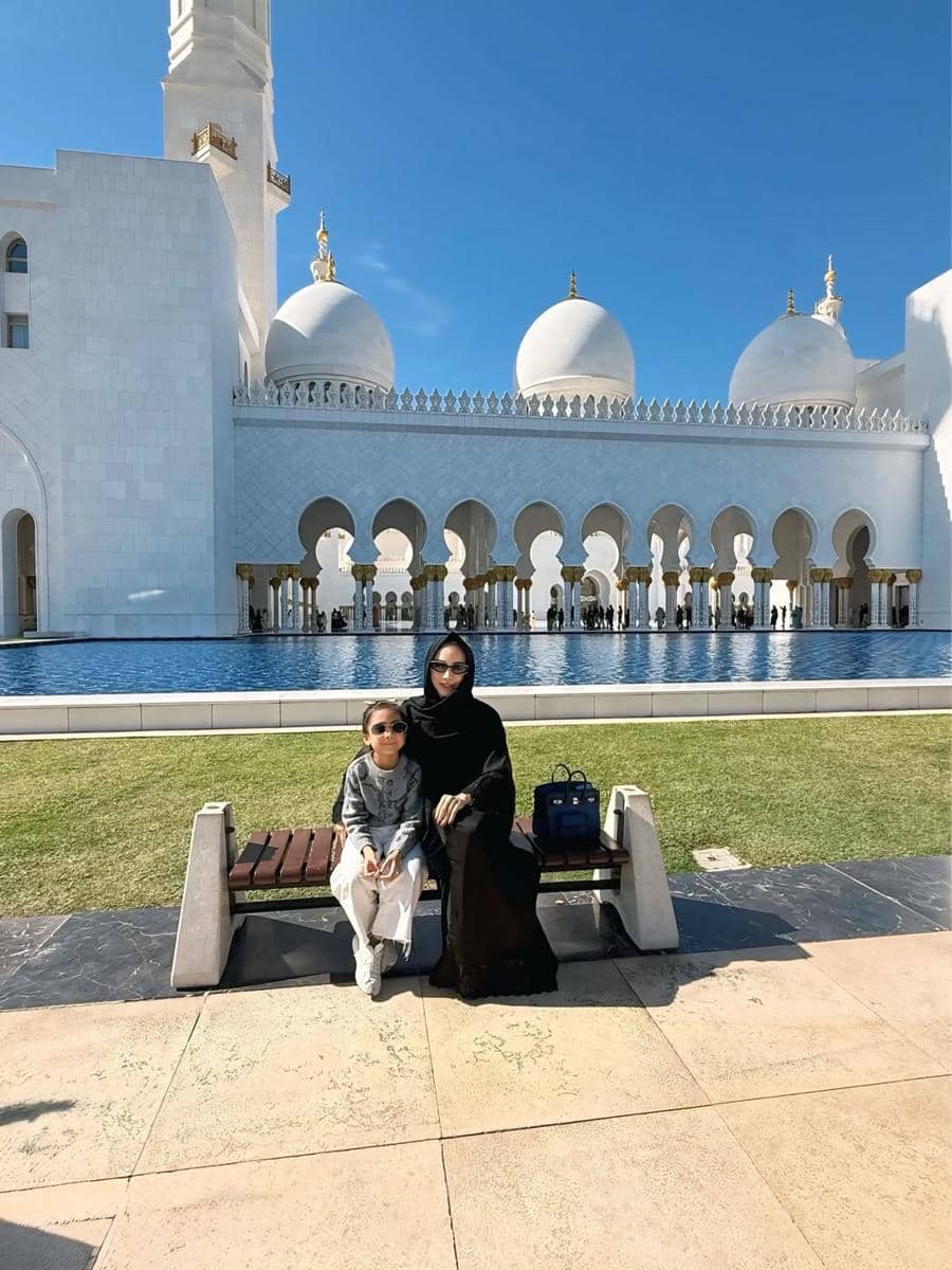 Momo eks Geisha ke Sheikh Zayed Grand Mosque di Abu Dhabi