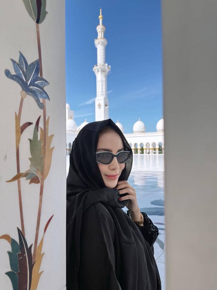 Momo eks Geisha ke Sheikh Zayed Grand Mosque di Abu Dhabi