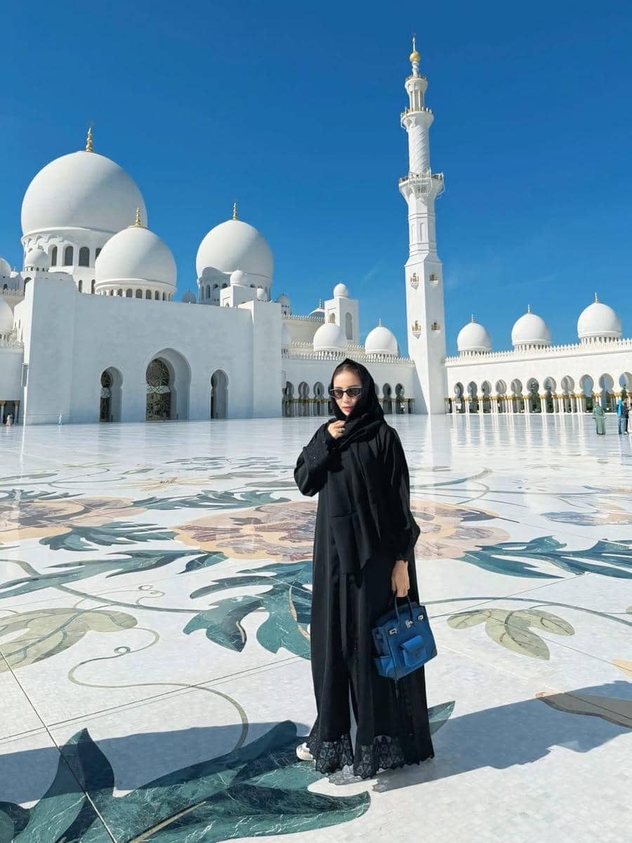 Momo eks Geisha ke Sheikh Zayed Grand Mosque di Abu Dhabi