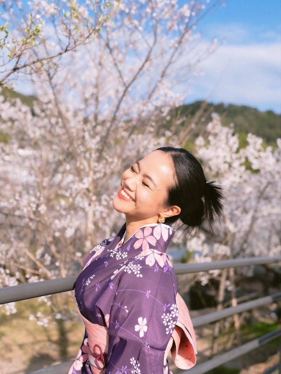 Yura Yunita pakai kimono warna ungu di Jepang