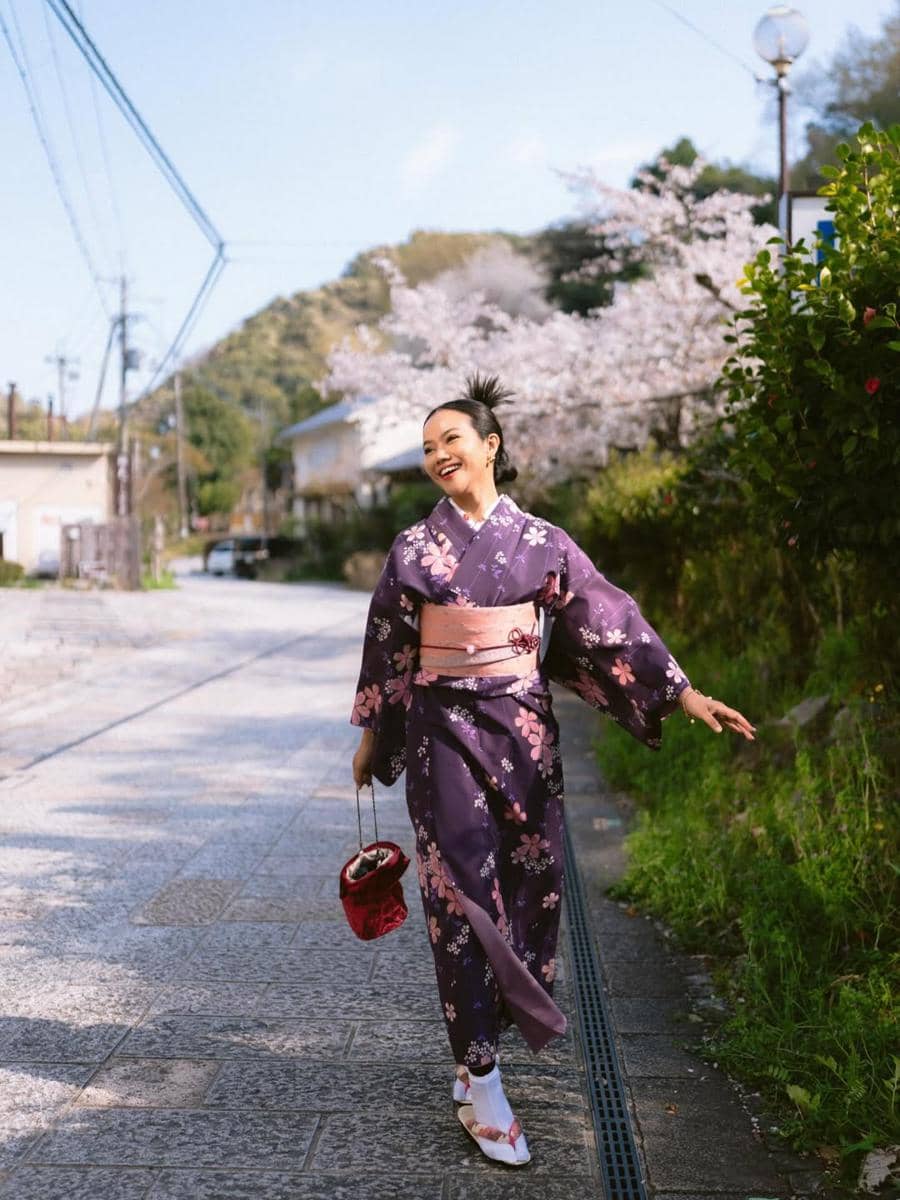 Yura Yunita pakai kimono warna ungu di Jepang