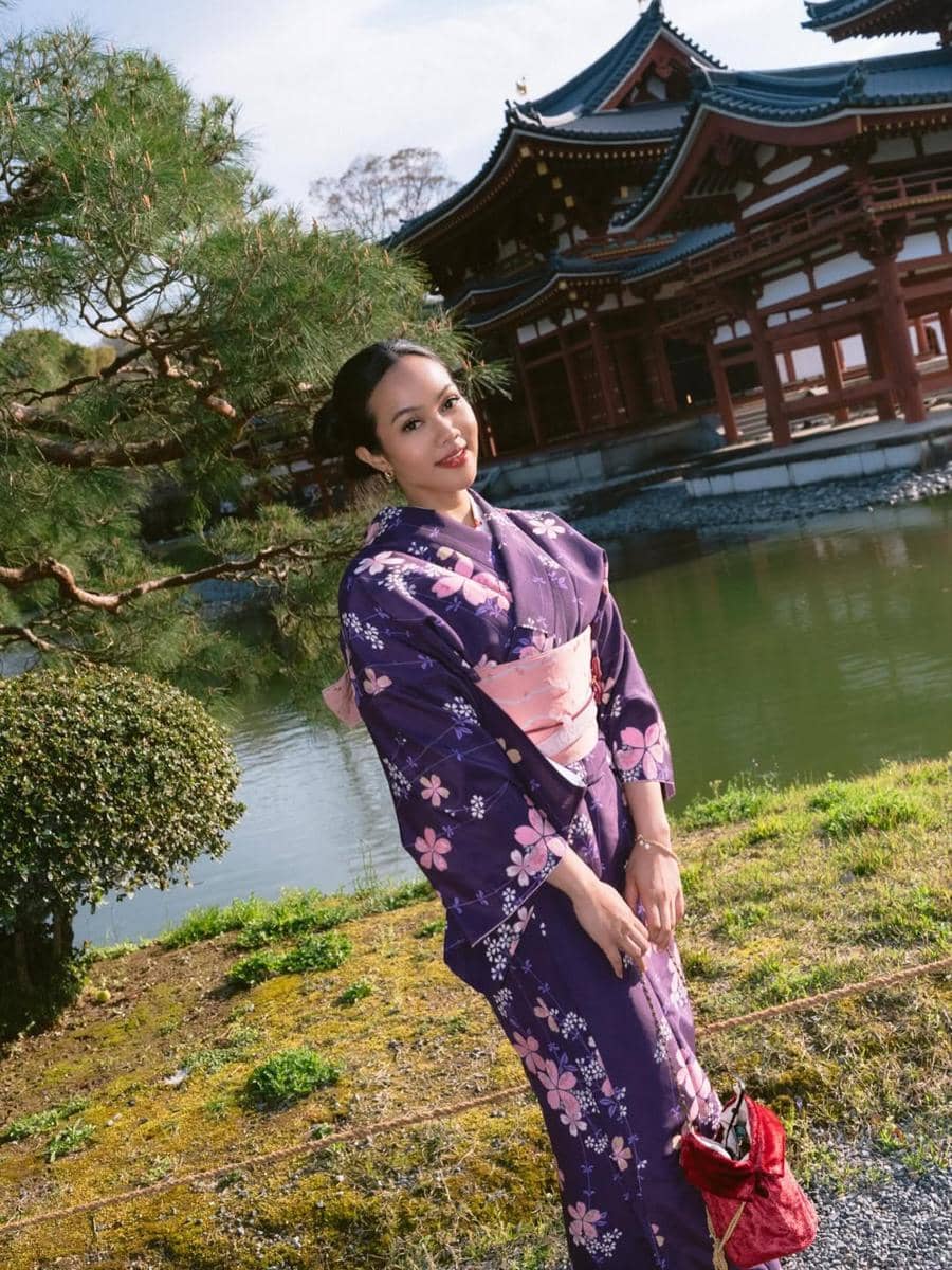 Yura Yunita pakai kimono warna ungu di Jepang