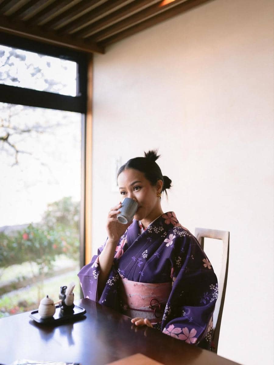 Yura Yunita pakai kimono warna ungu di Jepang