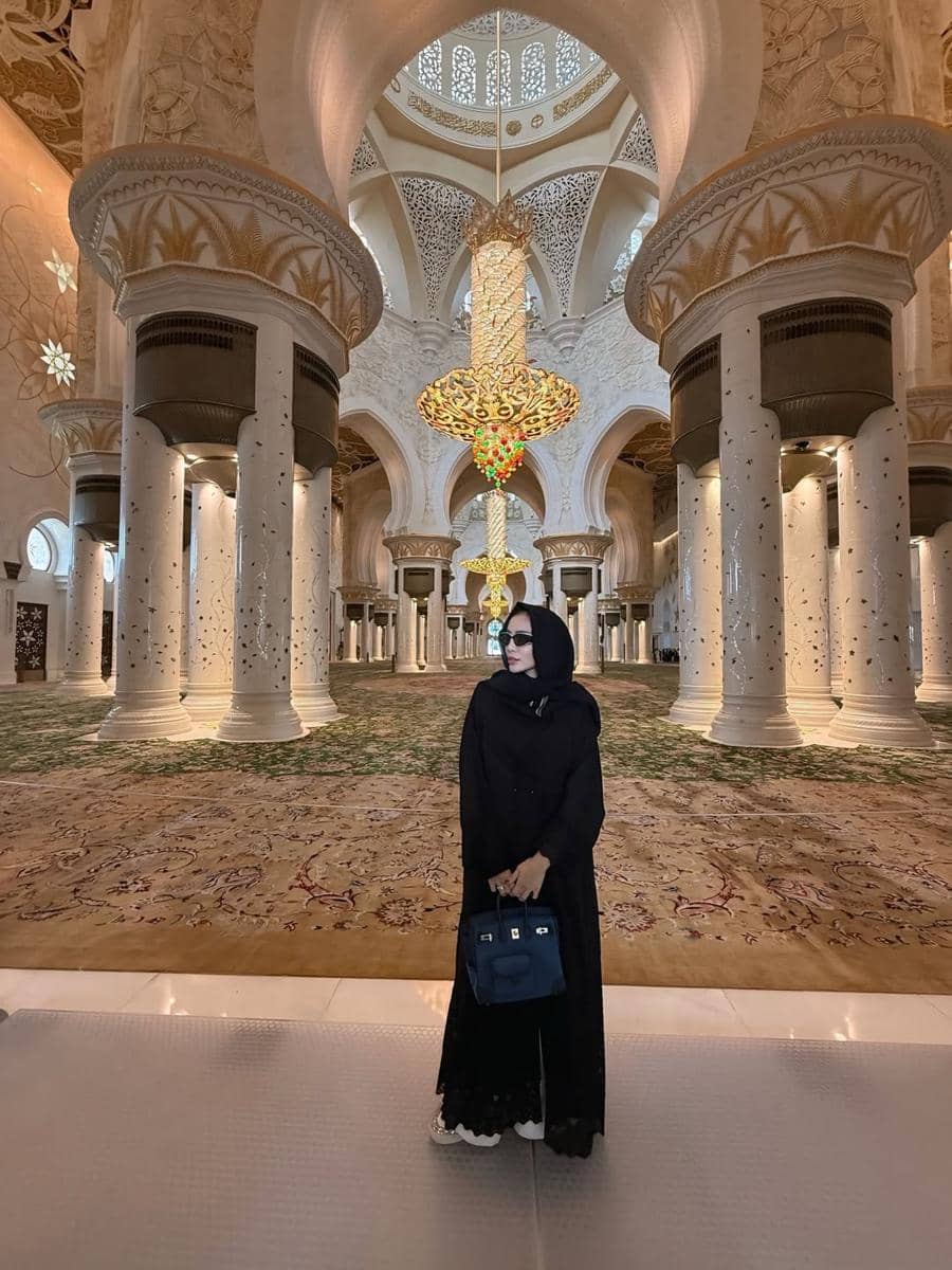 Momo eks Geisha ke Sheikh Zayed Grand Mosque di Abu Dhabi