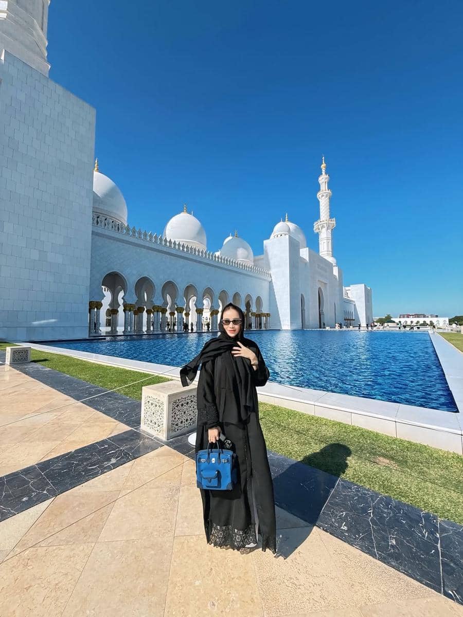 Momo eks Geisha ke Sheikh Zayed Grand Mosque di Abu Dhabi