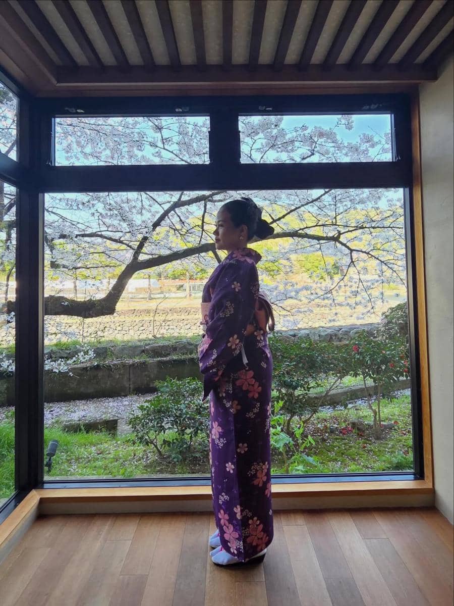 Yura Yunita pakai kimono warna ungu di Jepang
