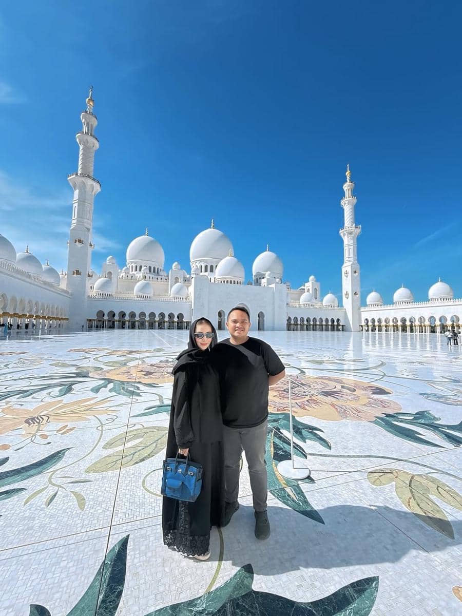 Momo eks Geisha ke Sheikh Zayed Grand Mosque di Abu Dhabi