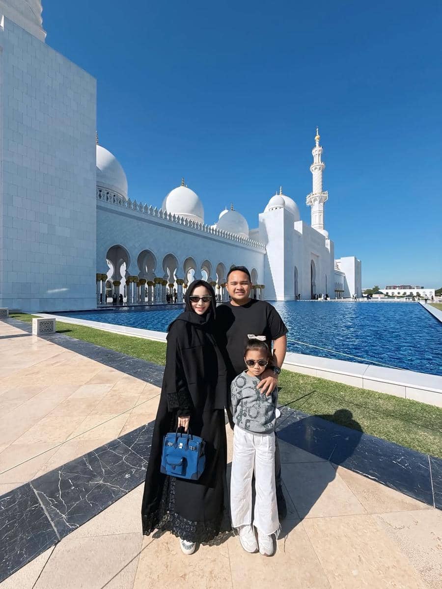 Momo eks Geisha ke Sheikh Zayed Grand Mosque di Abu Dhabi