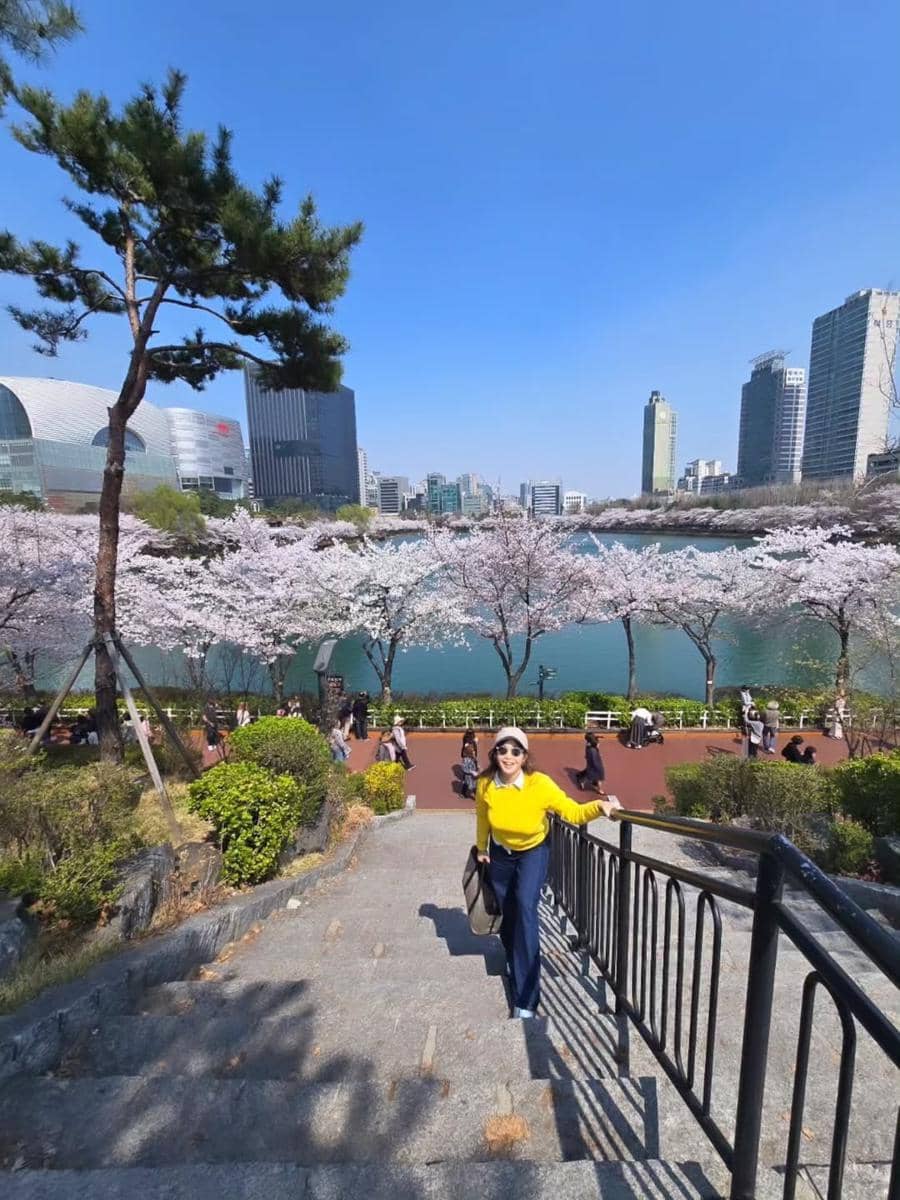 Chef Rinrin Marinka jalan-jalan di Seoul saat musim semi