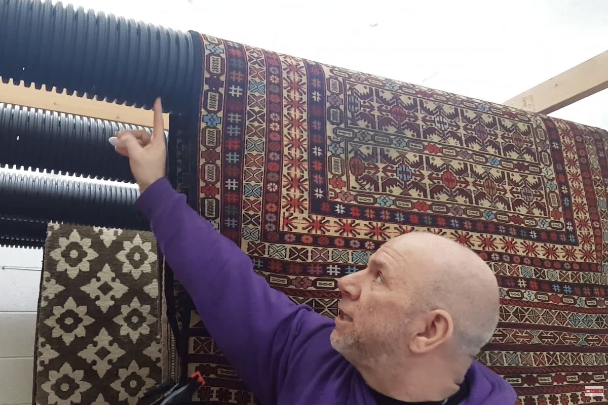 ilustrasi menjemur karpet di tempat yang  teduh 