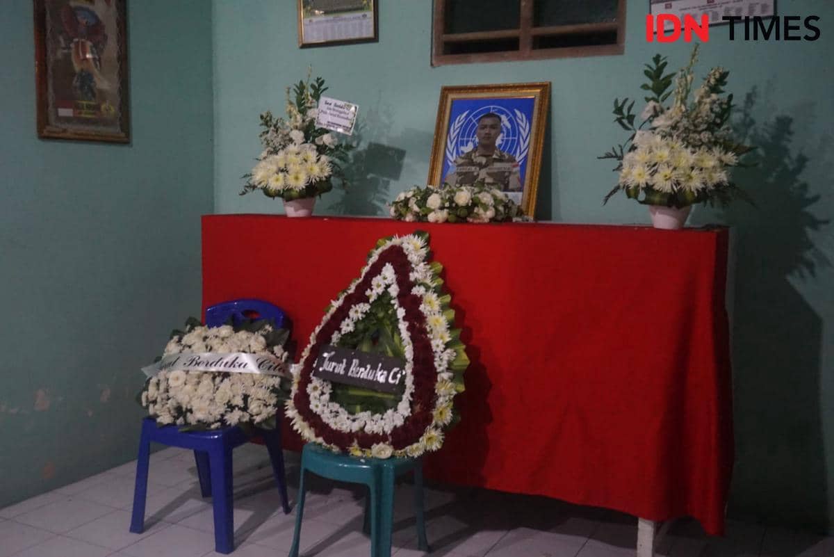 Jenazah Kopda anumerta Farizal Rhomadhon yang gugur sebagai pasukan perdamaian PBB di Lebanon (UNIFIL) tiba di lokasi rumah duka, Ledok, Lendah, Kulon, Progo, Sabtu (4/4/2026) malam.