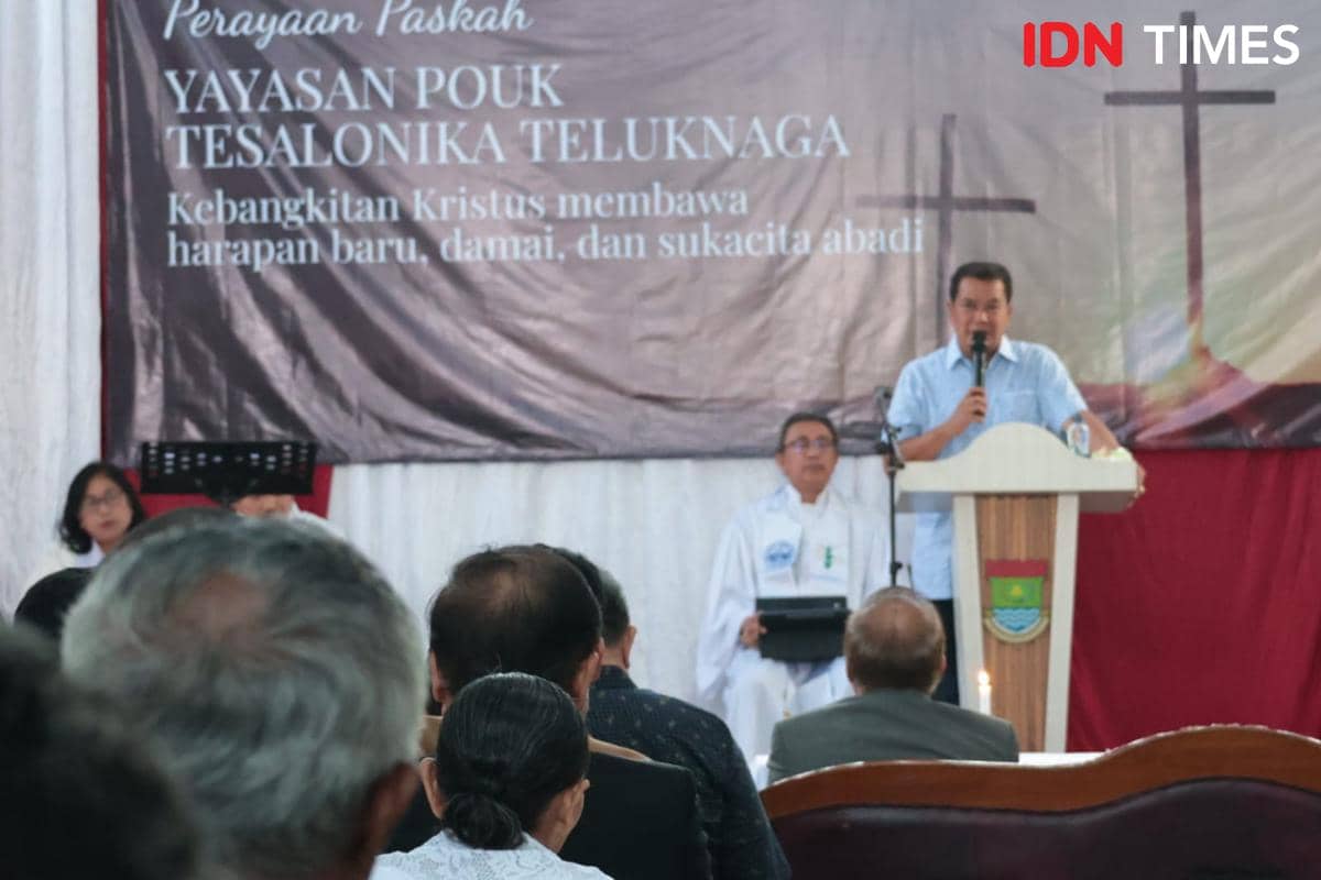 Bupati Tangerang, Moch. Maesyal Rasyid menghadiri perayaan ibadah Paskah jemaat POUK Tesalonika Teluknaga