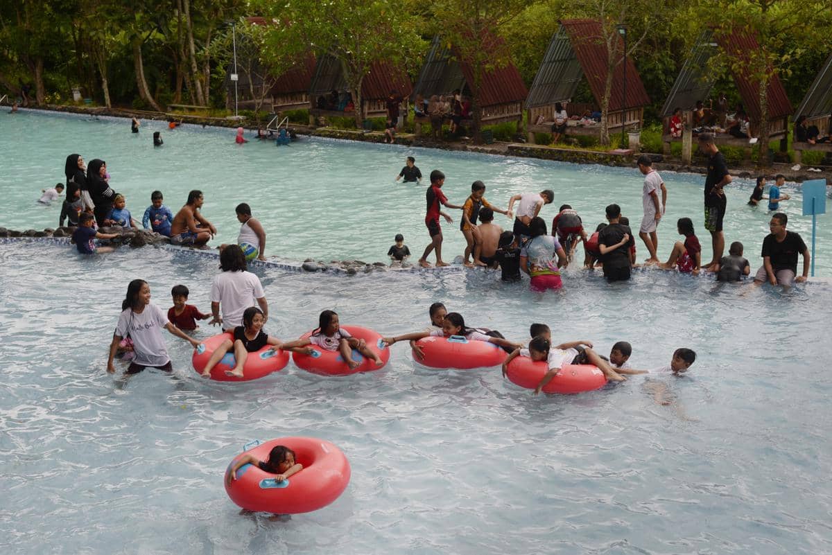 Pengunjung bermain air di kolam Umbul Siblarak, Sidowayah, Polanharjo, Klaten, Jawa Tengah. (ANTARA FOTO/Aloysius Jarot Nugroho)